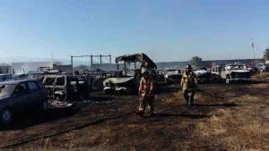 Más de 100 autos fueron consumidos por el fuego, ayer por la tarde.