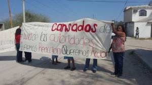 Habitantes de la colonia 'Casas Blancas' bloquearon la calle "Camino del Pueblo".