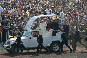 El Papa Francisco en su recorrido a la llegada a 'El Caracol'.