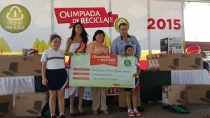 La SET y Grupo FEMSA entregaron 20 equipos de cómputo a la escuela ganadora.