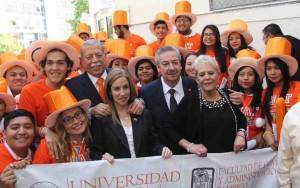 Los Universitarios dieron la bienvenida al Gobernador y a su esposa.