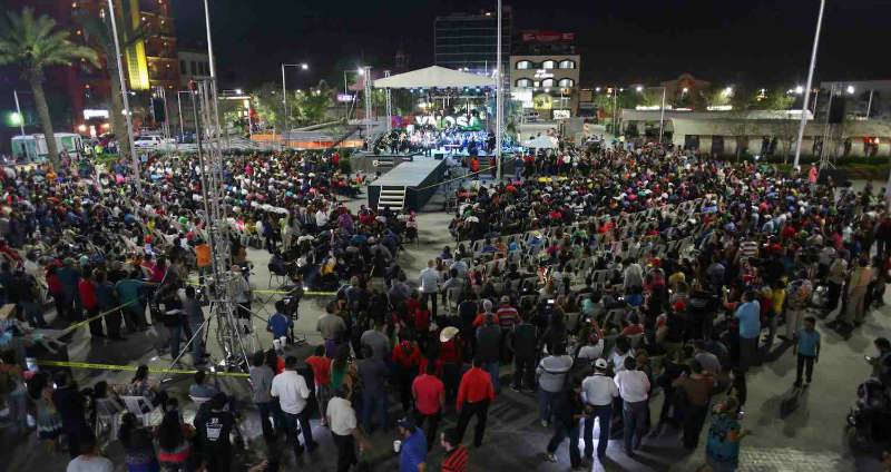 Miles de personas del norte de Tamaulipas y Valle de Texas ovacionaron a Fato, en la plaza principal "Miguel Hidalgo". 