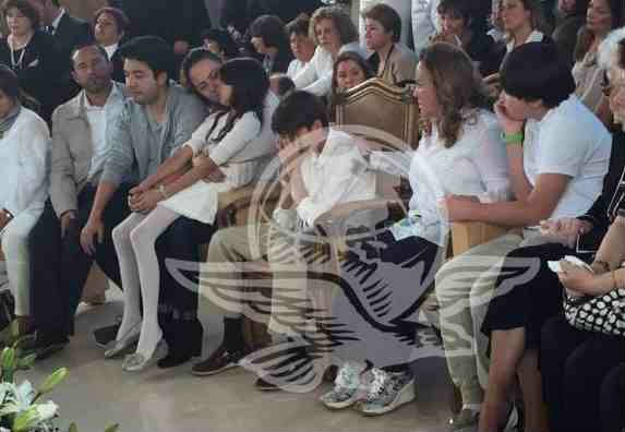 Una fotografía de El Universal captó a la maestra Elba Esther en el funeral de su hija. 