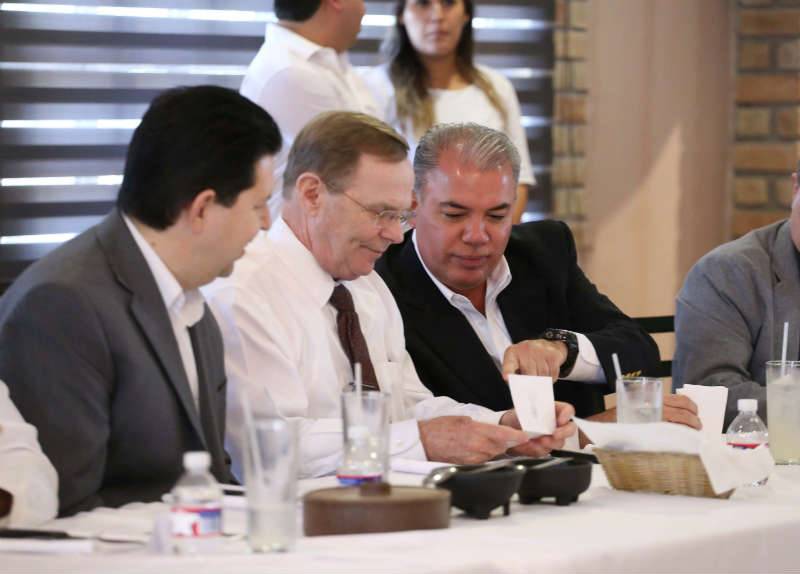 Jim Darling, Mayor de McAllen, Texas, el alcalde Pepe Elías Leal e industriales del Valle de Texas sostuvieron una reunión de trabajo. 