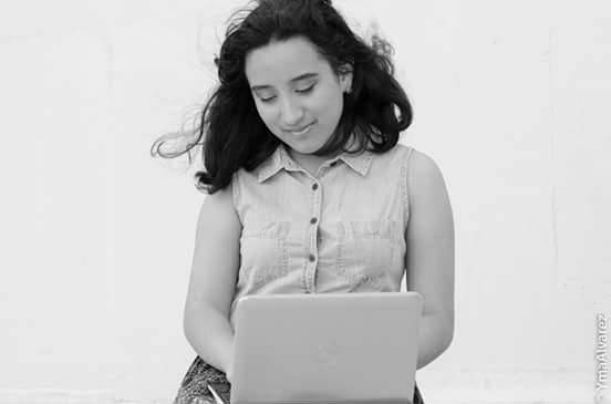 DE SOLO 13 años, es una adolescente que se ha convertido en una de las escritoras más leídas de la web