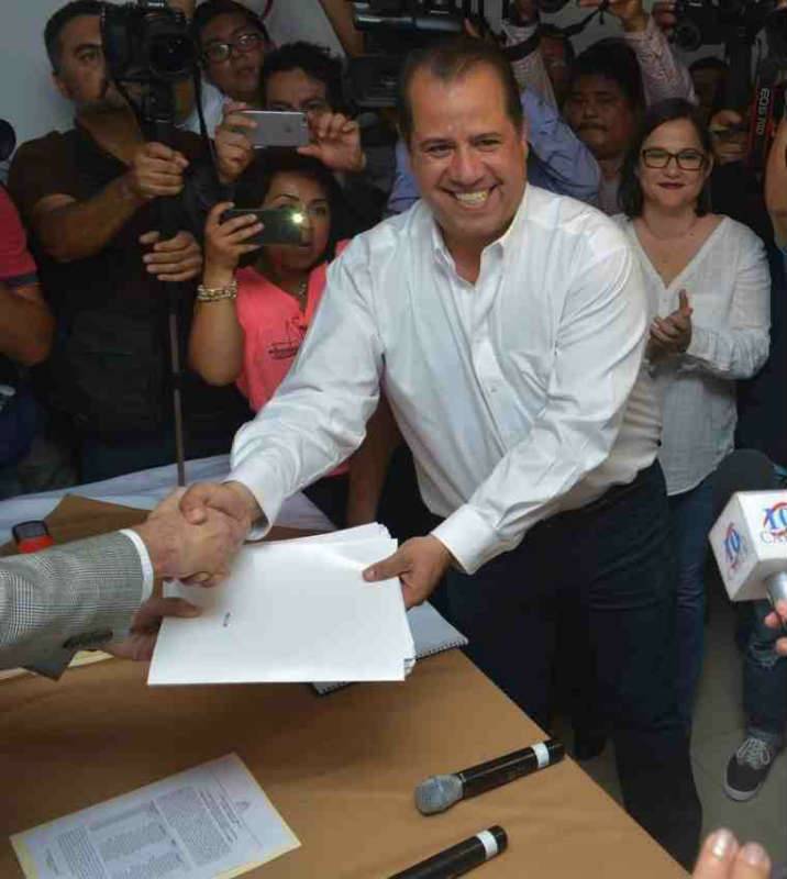 Oscar Almaraz Smer solicitó su registro como candidato del PRI a la presidencia municipal.