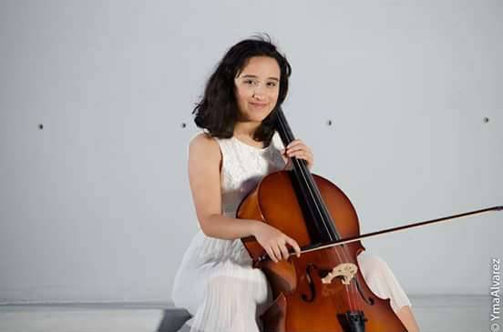 ADEMAS DE obtener muy buenas calificaciones, toma clases de violoncello en la Casa del Arte. 