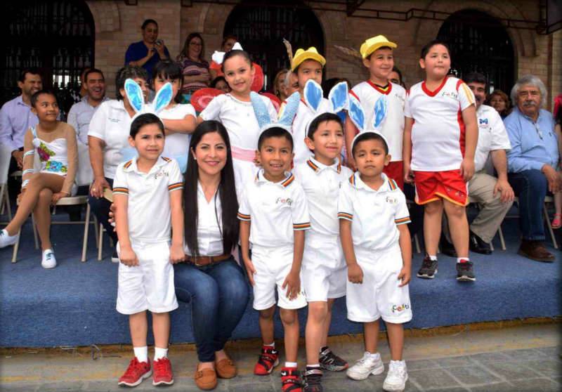 La alcaldesa Lety Salazar con algunos de los participantes. 