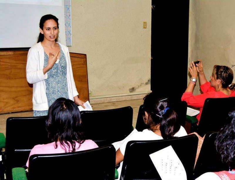 ALICIA NUÑEZ Carreón, instructora de Estimulación Prenatal y Temprana por la Asociación Mexicana de EP y T., es la encargada de impartir las pláticas.