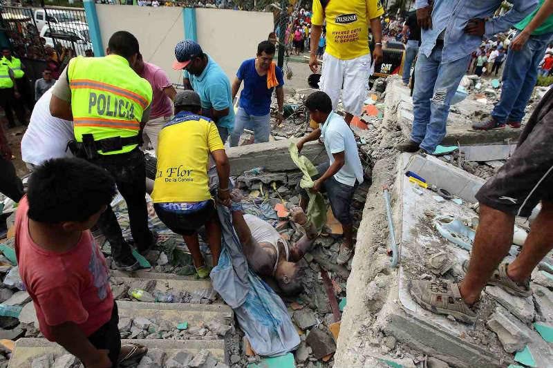 Suman más de 230 los muertos por el sismo que azotó la región norte del país. 