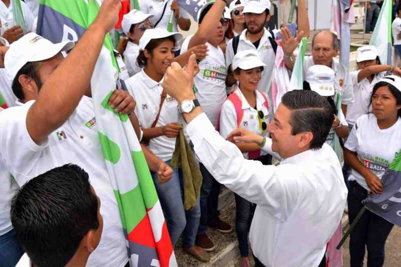 El candidato priísta propuso un nuevo organismo que apoye a los jóvenes. 