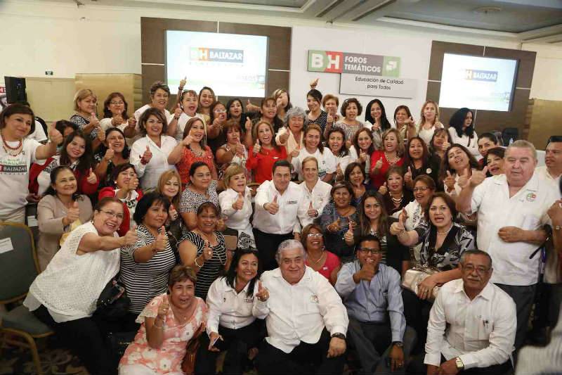 Baltazar Hinojosa Ochoa, celebrando tras la realización del Foro temático sobre Educación.