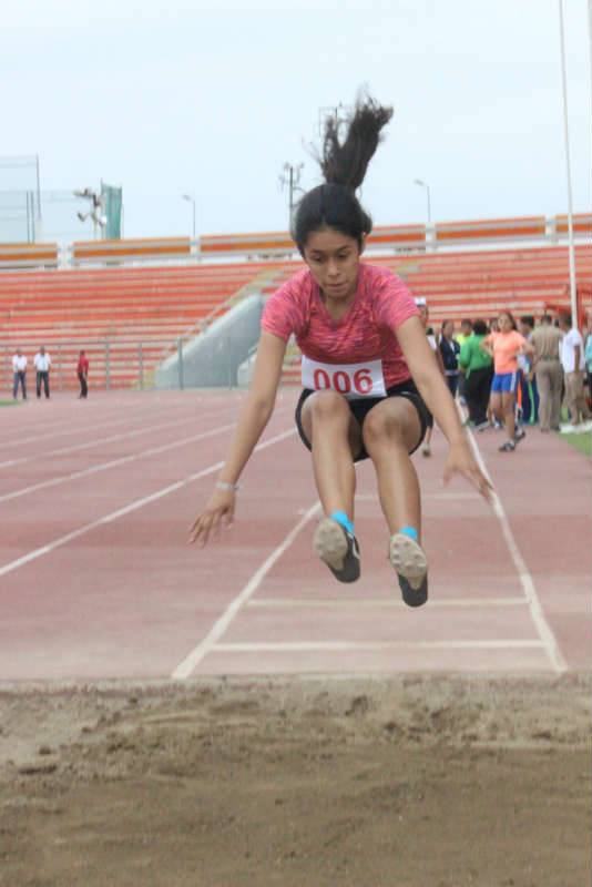 JENIFER PLASCENCIA de la Técnica 1,  primer lugar en salto de longitud.