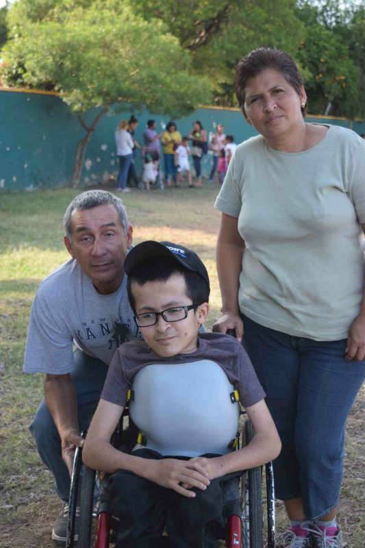 Sus Papás orgullosos por el empeño de su hijo