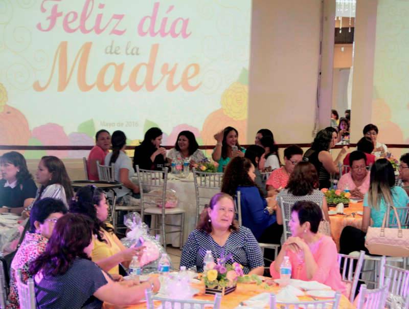 Todas las madres universitarias asistieron al festejo en su honor por parte de la UAT. 