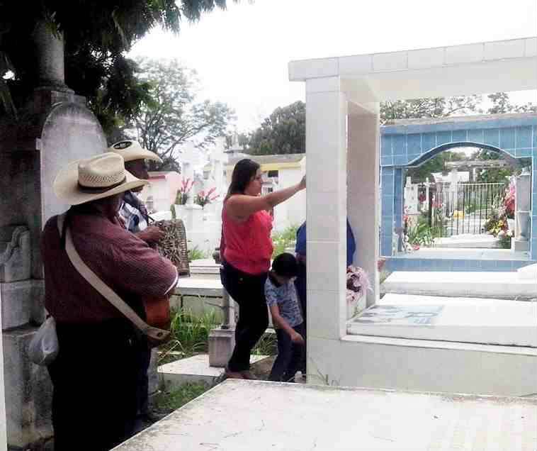 MUSICOS NORTEÑOS, cantando las mañanitas en el Día de las Madres. 