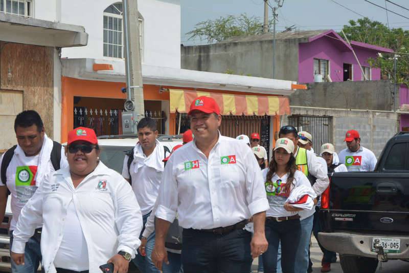 Oscar Almaraz candidato del PRI a la alcaldía de Victoria.