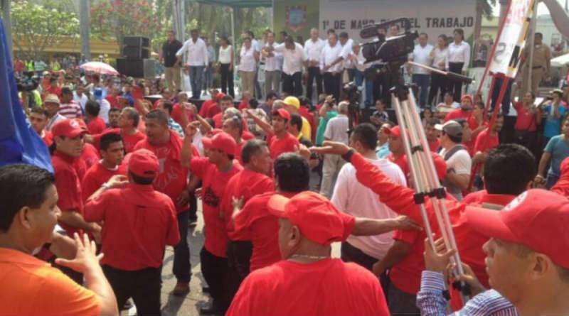 Aspectos del enfrentamiento entre simpatizantes panistas y trabajadores cetemistas en el desfile de Tampico. 
