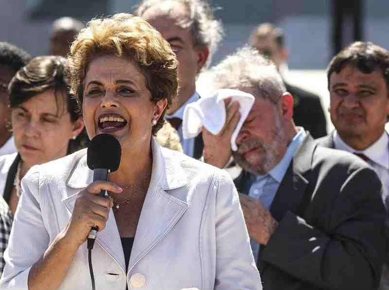 En segundo plano Luiz Inacio Lula da Silva escoltando a la presidenta. 