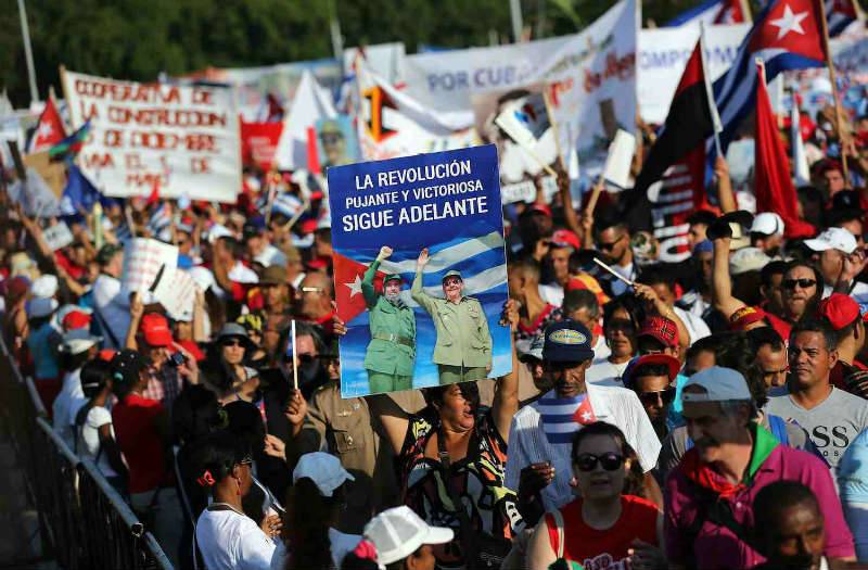  En Cuba, cientos de miles de trabajadores cubanos honraron a Fidel y Raúl Castro. 