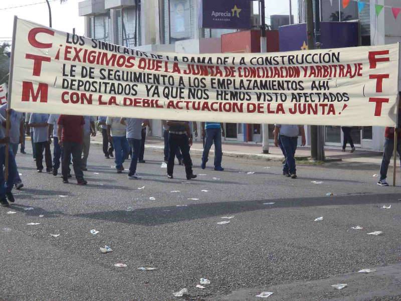 Los albañiles regresaron al desfile y expresaron sus reclamos. 