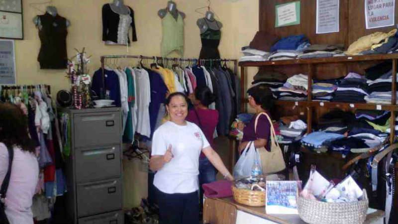 DURANTE este mes de mayo, la Asociación Cáritas llevó a cabo con éxito el bazar de remate donde se ofertó a precio económico ropa y zapatos. 