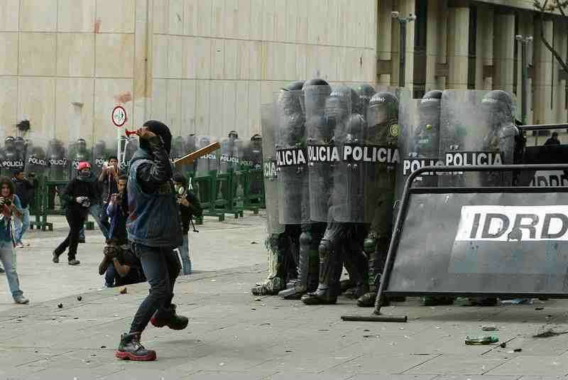 En Colombia hubo enfrentamientos entre manifestantes y la policía. 