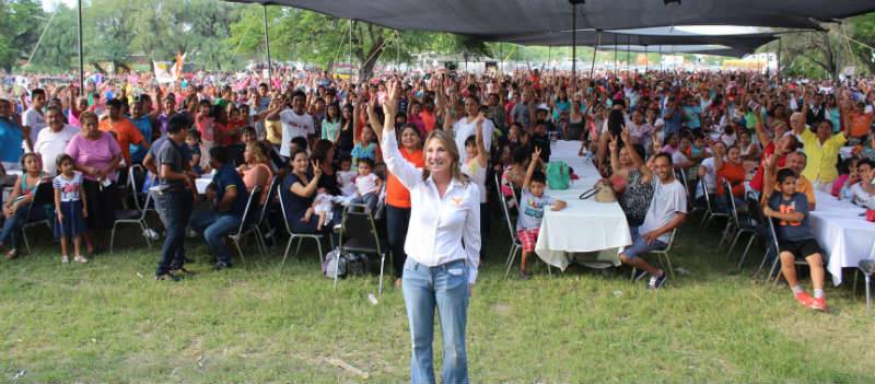 Mónica Dávila de Cárdenas en el festejo que organizó a más de 5 mil mamás victorenses. 