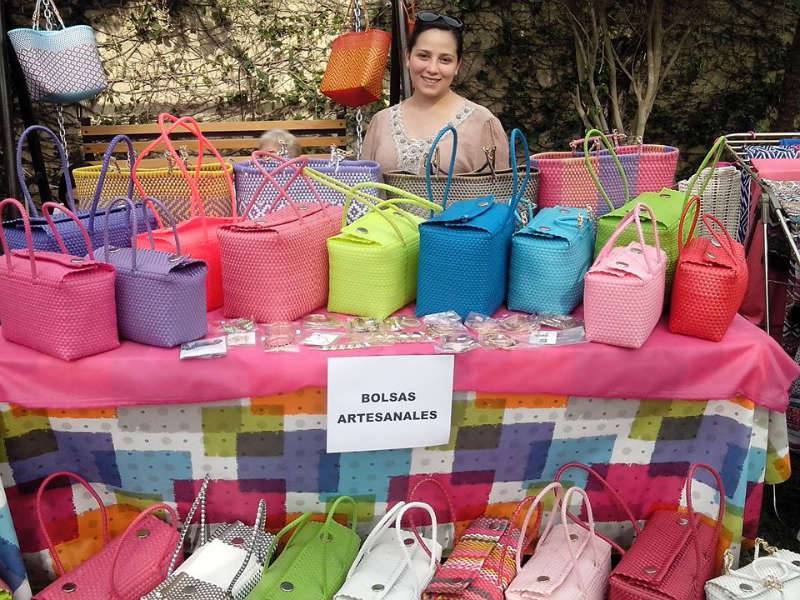 LIZBETH BARBOSA con su empresa dedicada de Decorativo, Rotulación y Estampado de Playeras. 