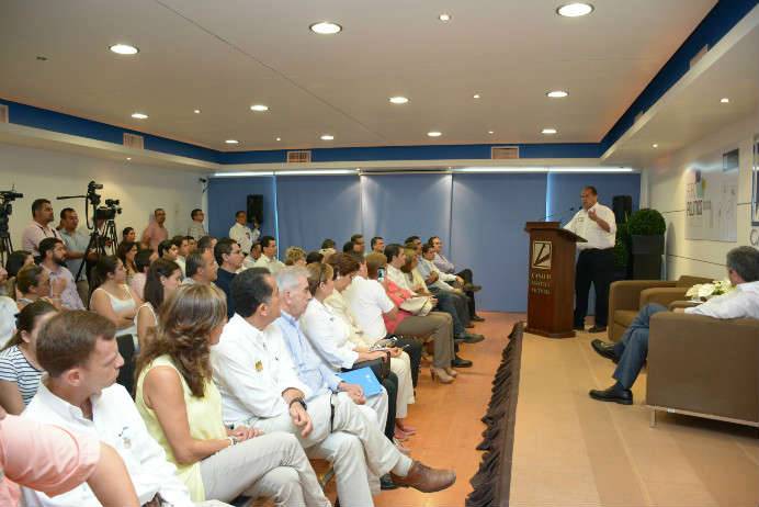 Oscar Almaraz expuso su proyecto para la Presidencia Municipal en el Foro Político Canaco 2016. 