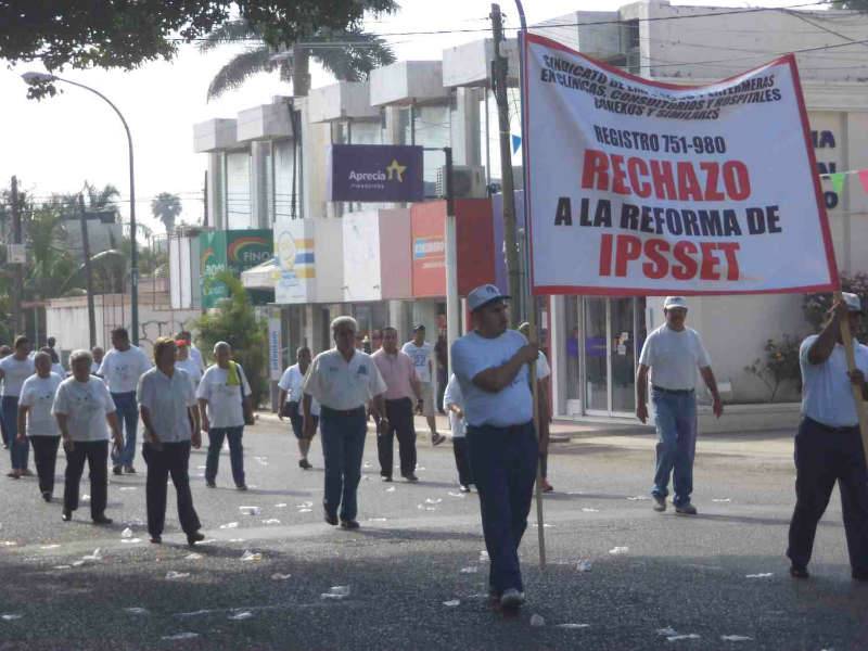 Los albañiles regresaron al desfile y expresaron sus reclamos. 