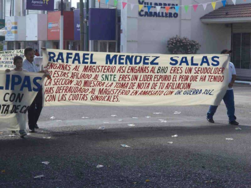 Los 'infiltrados'… el Sindicato Independiente de Maestros se dejó caer contra Méndez Salas. 
