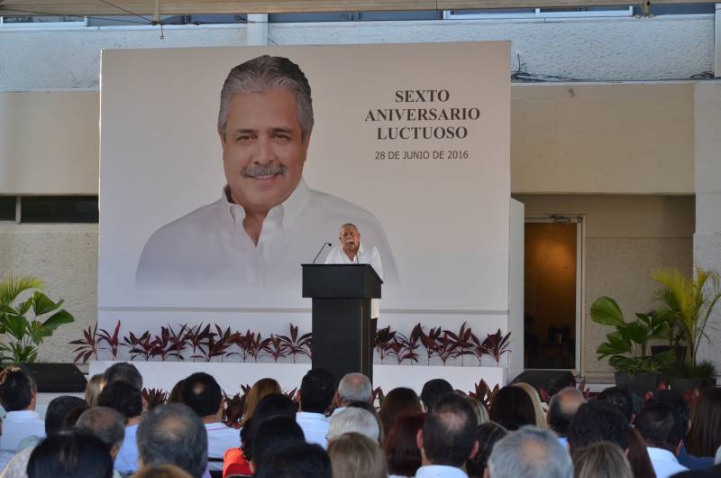 Egidio Torre Cantú encabezó la ceremonia en recuerdo de su hermano Rodolfo. 