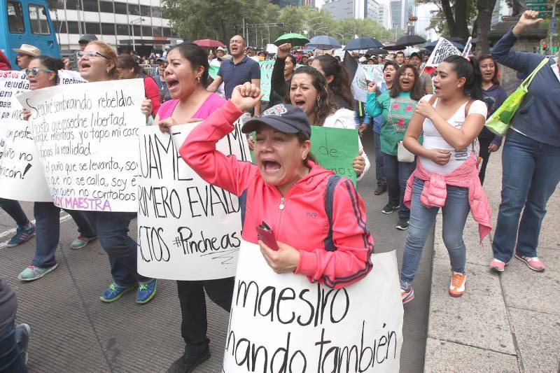 Miles de ciudadanos salieron a manifestarse en apoyo a los maestros. 