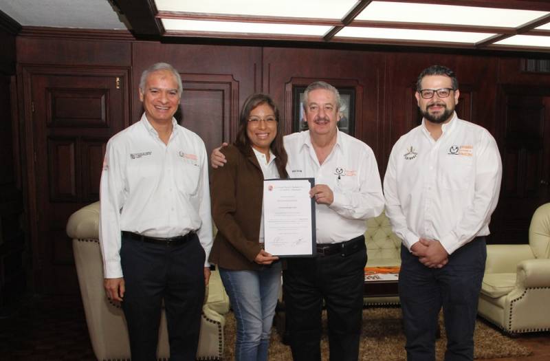 Lucirene Rangel Lyne, obtuvo el Premio Nacional de Tesis de Posgrado. 2 El Rector Enrique Etienne con la destacada alumna egresada de la UAT.