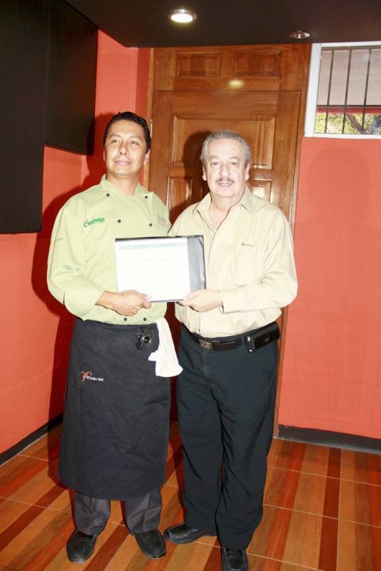 El Rector entregó un reconocimiento al instructor, Chef Guillermo Ramírez Miranda. 