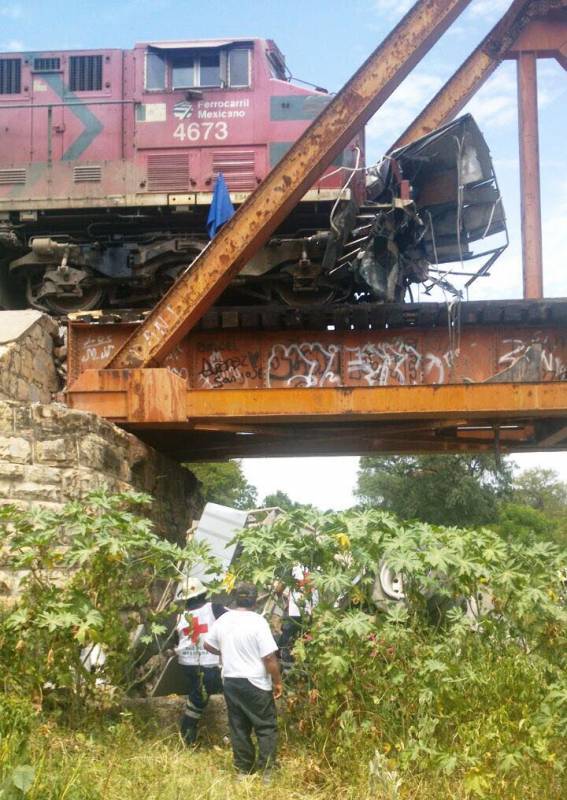 El tren de carga embistió al autobús de Senda, causando la muerte de una persona. 