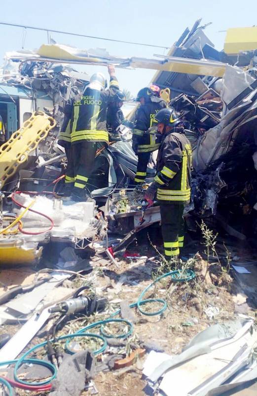 Dos trenes que viajaban en sentido contrario en la misma vía chocaron de frente.