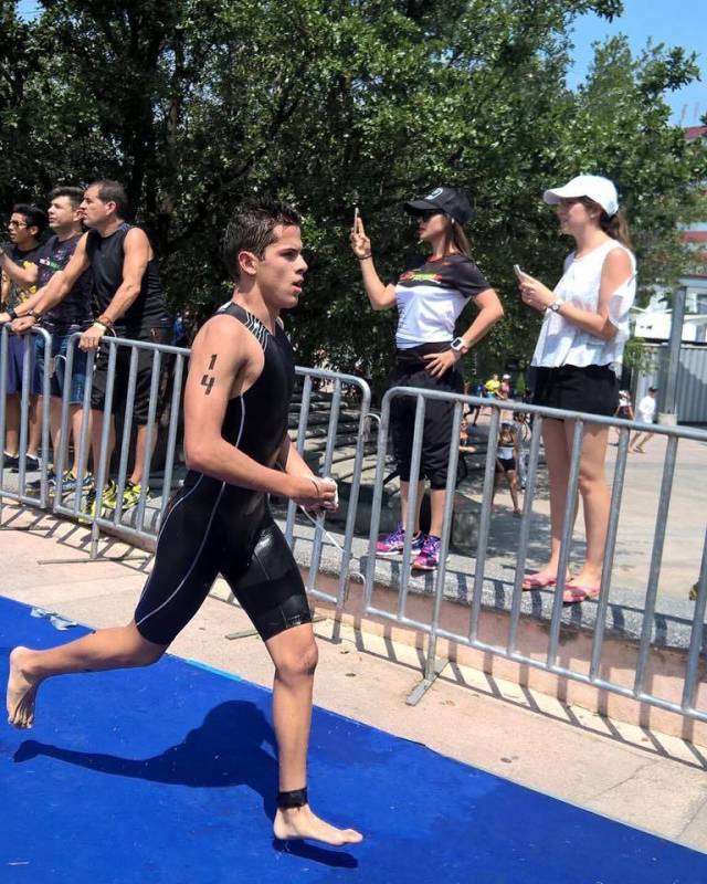 ESFORZANDOSE al máximo es captado Daniel Abraham Morón en el Triatlón Juvenil en Ixtapa. 