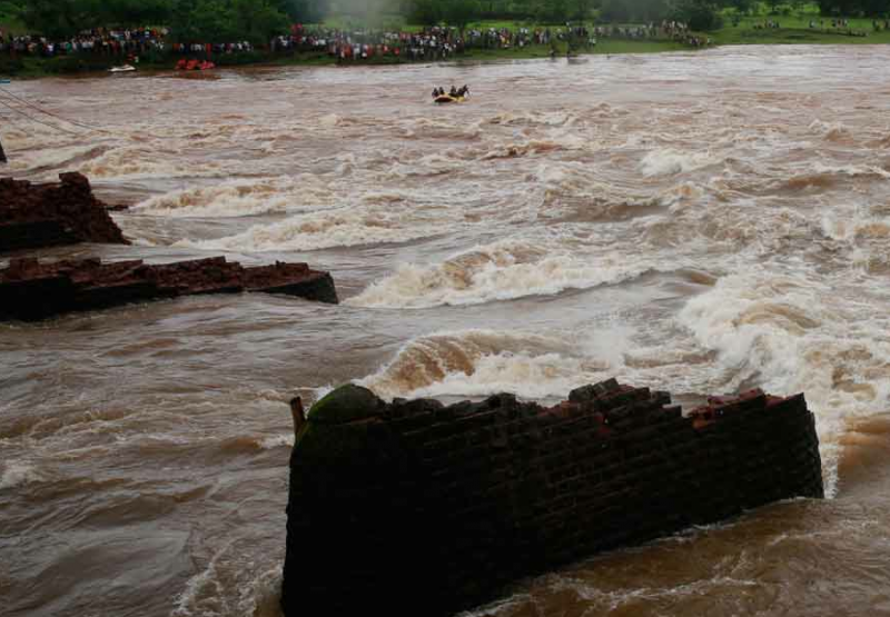  2 Al menos 22 personas desaparecidas al colapsar puente en la India.