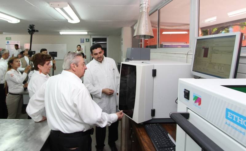 Como parte de su visita, el Rector Enrique Etienne hizo un recorrido por los diversos laboratorios.