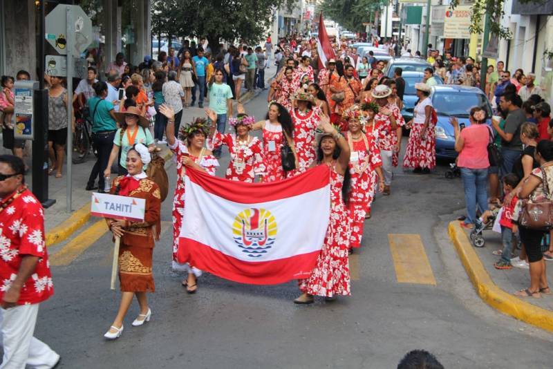 El Grupo Artístico de Tahití recibido con aplausos por los victoreases.