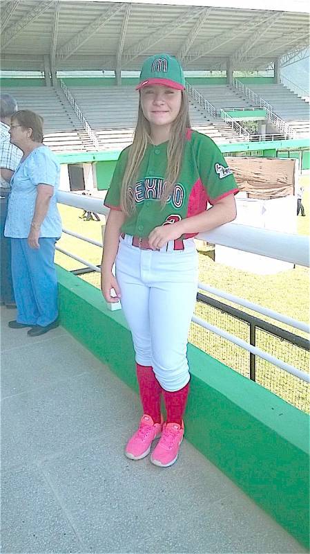 EDITH ELENA De Leija Sánchez, el béisbol le viene de familia. 
