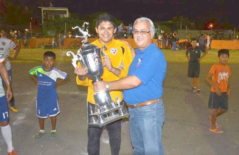 EL CAPITAN de Juventus recibiendo la vistosa copa. 