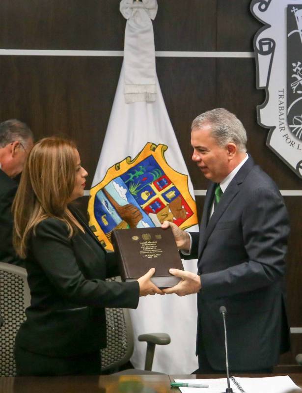 El alcalde José Elías Leal entregó a la Primer Sindico Myriam Judith Cruz Gallegos el III Informe de Gobierno.