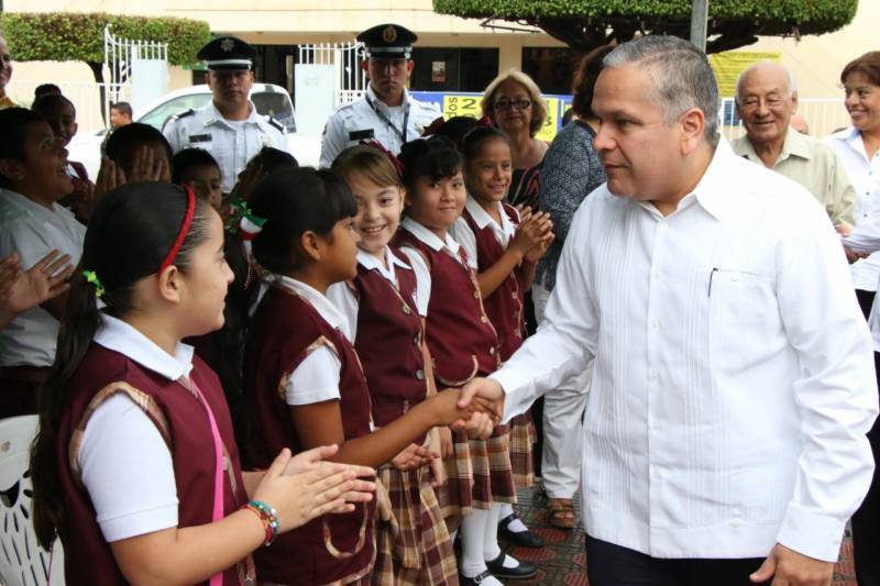 Gustavo Torres en su encuentro con alumnos de escuelas primarias. 