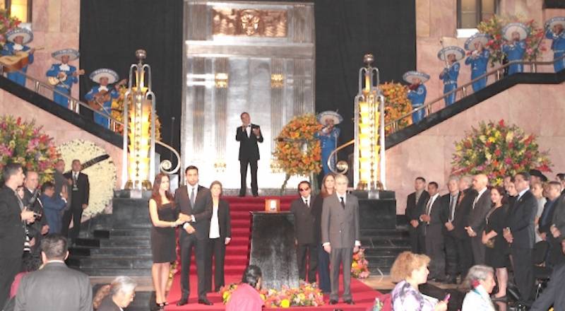 El tenor Fernando De la Mora interpretó 'Amor Eterno'.