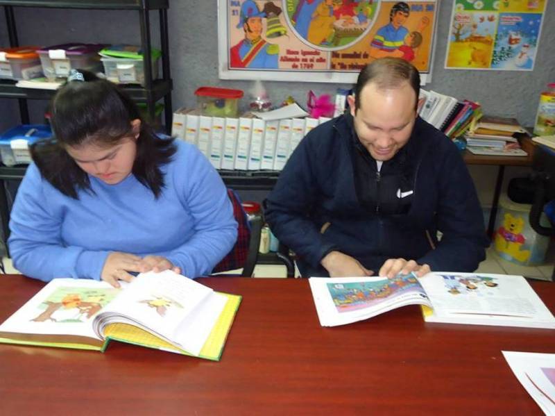 A FALTA DE INSTITUCIONES en esta capital para ayudar gratuitamente a personas con alguna discapacidad, Martha Luz Falcone de Arratia, funda la Asociación Falcone para Niños con Discapacidad. 