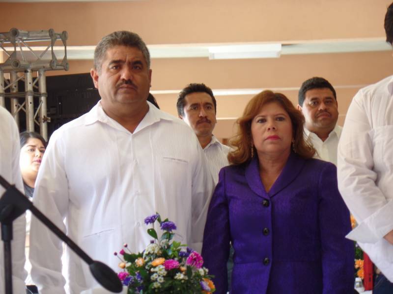  2 Junto a su esposa Lucía Báez de Díaz, a quien agradeció el trabajo realizado al frente del DIF.