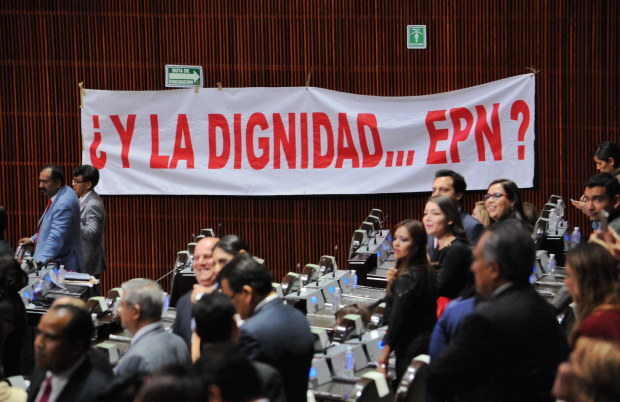 Algunos  legisladores desplegaron una manta con el cuestionamiento "¿Y la dignidad… EPN?".